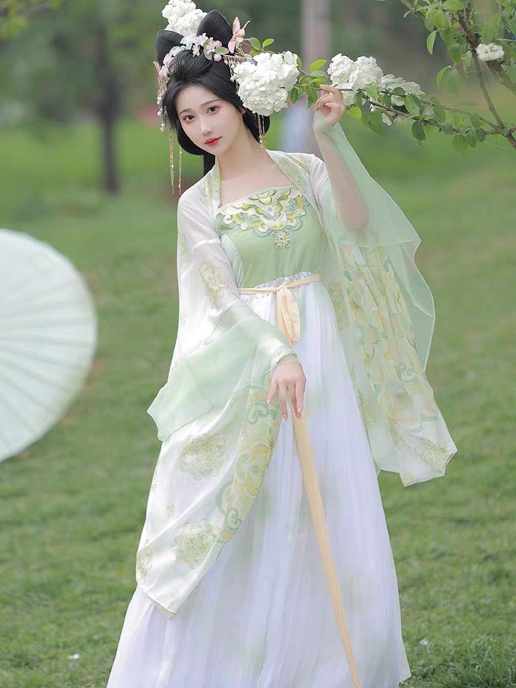 Embracing Modernity in a Traditional Qipao:The Youthful Evolution of the Aodi Fashion Embracing Modernity in a Traditional Qipao:The Youthful Evolution of the Aodi Fashion