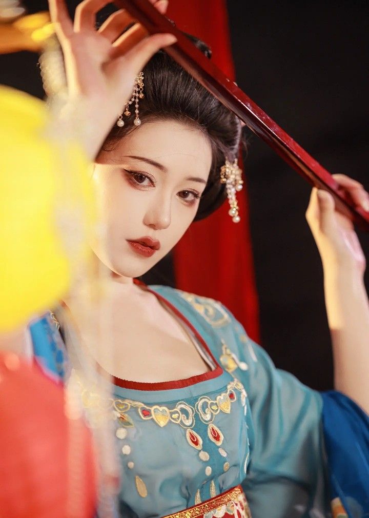 The Rise of Hanfu:The Elegance of the Zhijun Robe The Rise of Hanfu:The Elegance of the Zhijun Robe