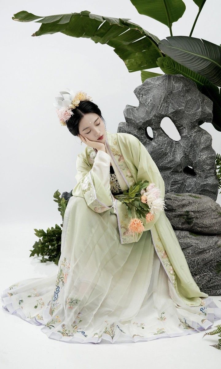 Refined Elegance:The Evolution of French Cheongsam into Modern鱼尾裙 Refined Elegance:The Evolution of French Cheongsam into Modern鱼尾裙