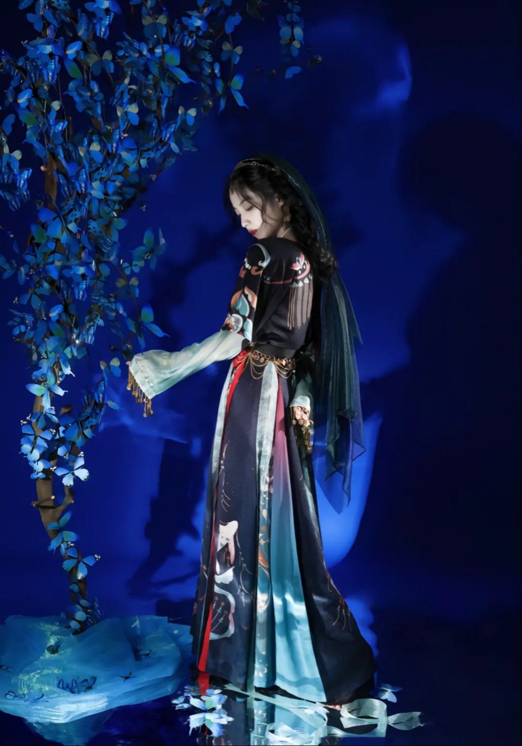 Autumn Elegance in a Cheongsam:The Charm of a Qipao Woman Autumn Elegance in a Cheongsam:The Charm of a Qipao Woman
