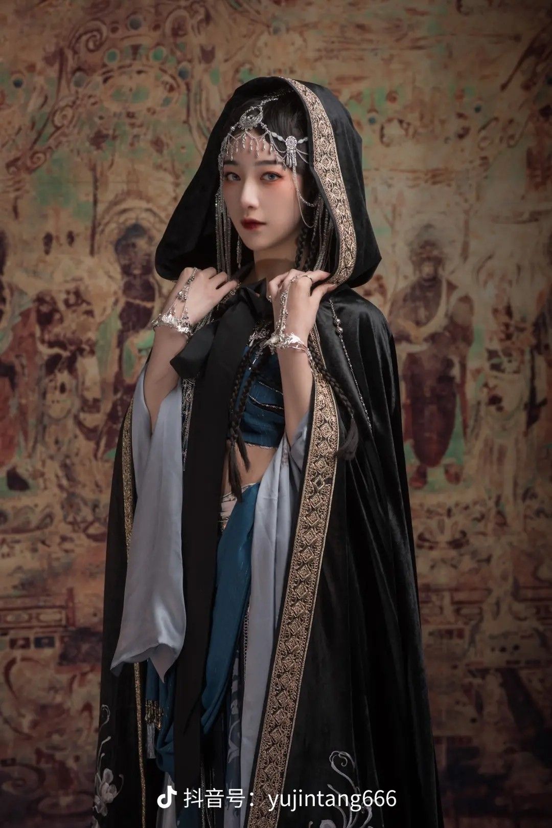 Hanfu in the Jin and Ji Period:A Glimpse into the Cultural Splendor of Traditional Chinese Clothing