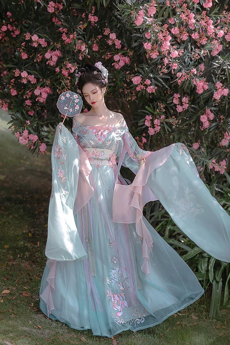 Premium Silk Cheongsam at the Brand Flagship Store Premium Silk Cheongsam at the Brand Flagship Store