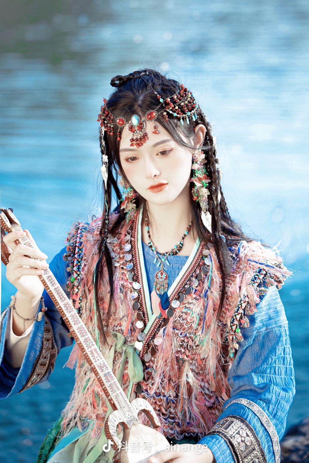The Rise of Hanfu Fashion for Girl Students in Grade Six:A Journey into Traditional Elegance