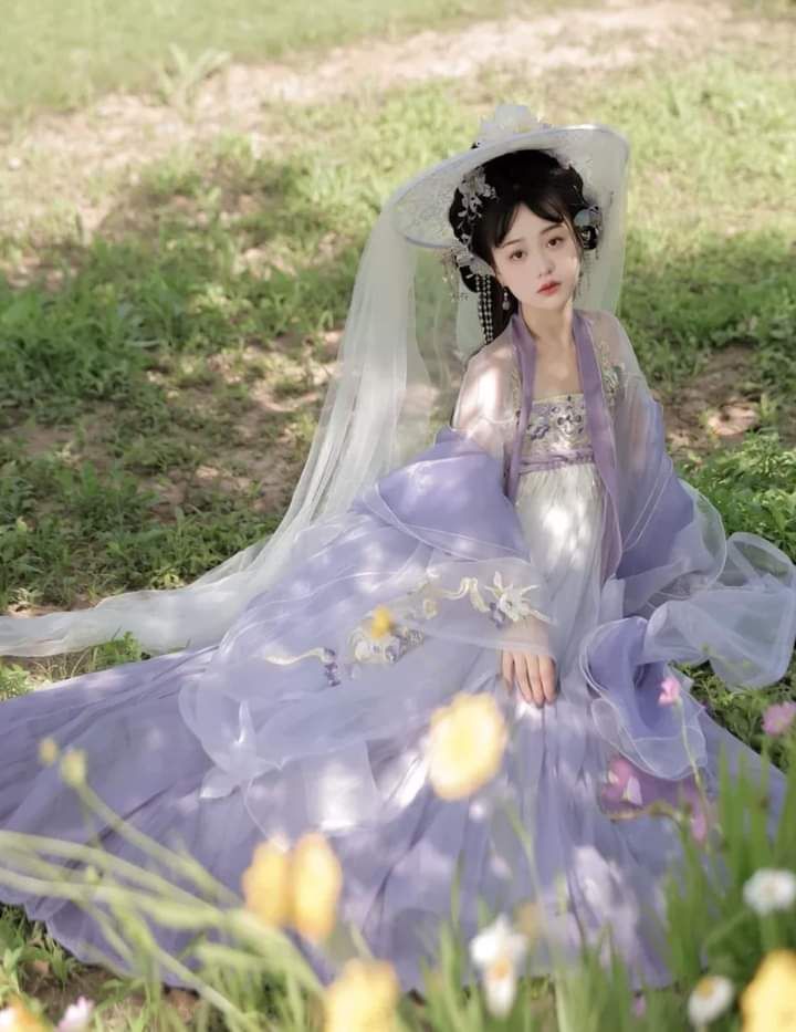 Splendor in Red:The Rise of Hanfu Fashion in Large Size Splendor in Red:The Rise of Hanfu Fashion in Large Size