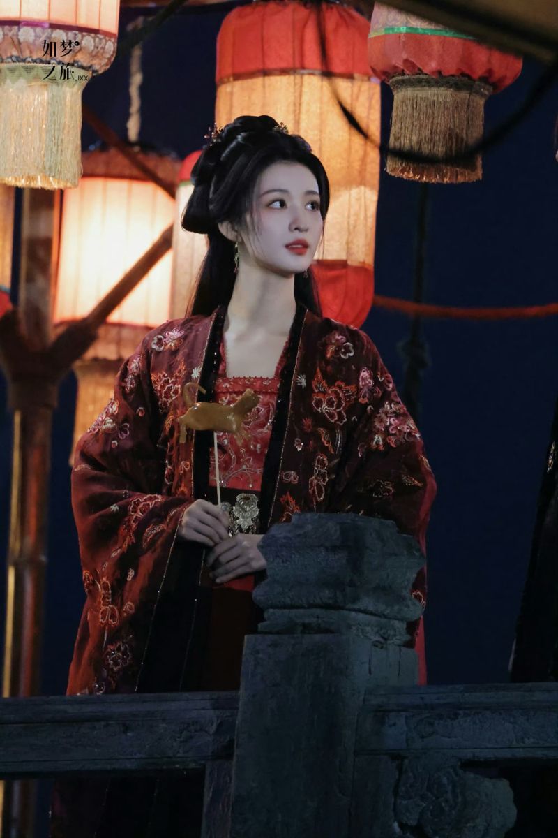 Reinventing the Classic:The Evolution of Hanfu Dress into a Stylish Waisted Dress Reinventing the Classic:The Evolution of Hanfu Dress into a Stylish Waisted Dress