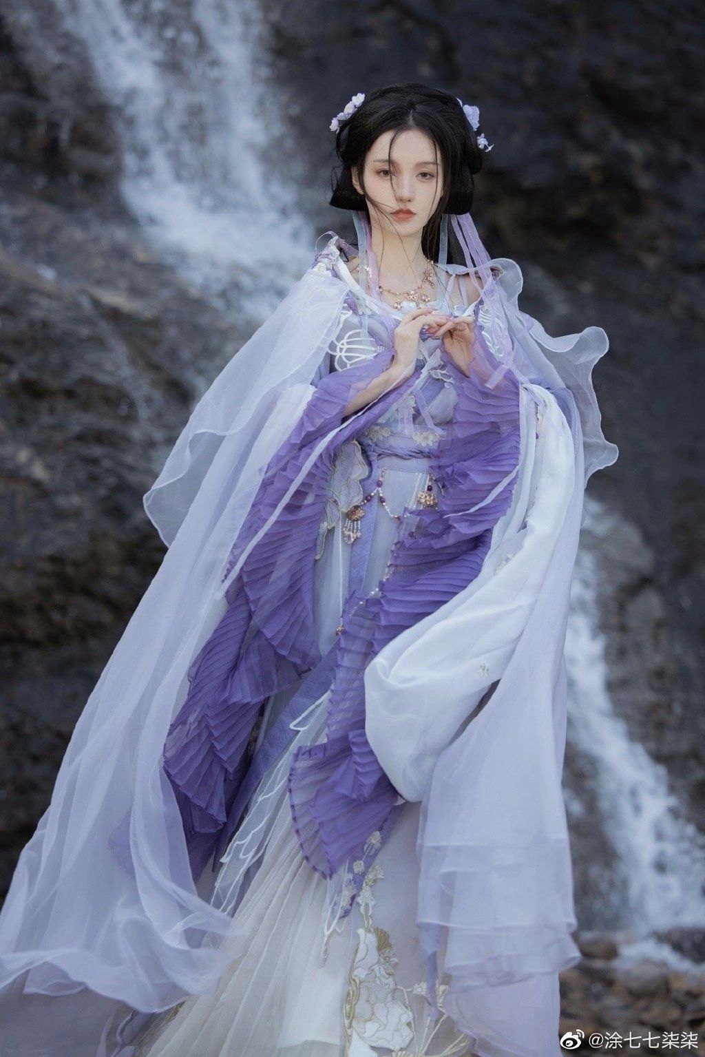 The Enchanting Blue Hanfu Girl Child The Enchanting Blue Hanfu Girl Child