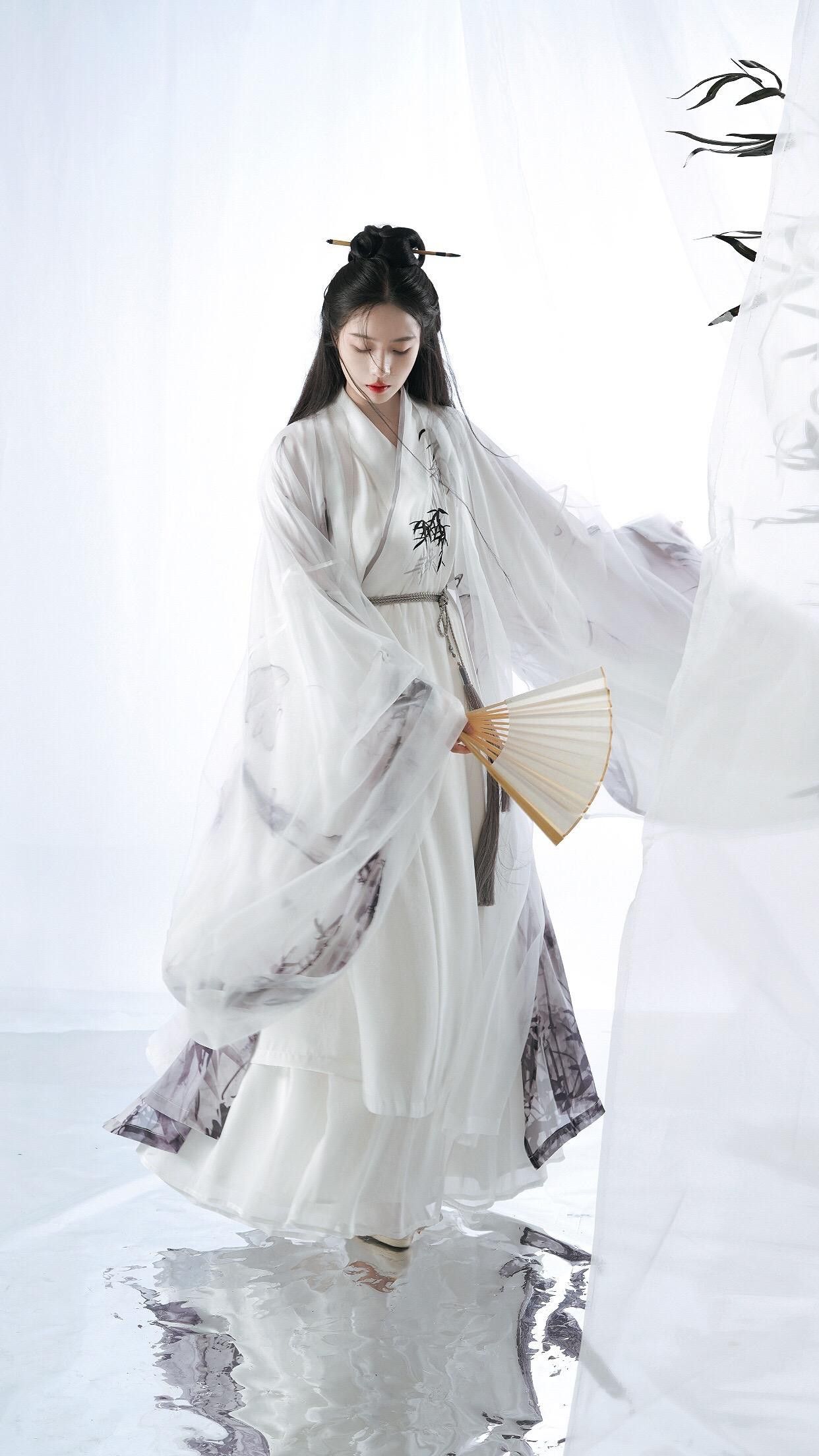 Reinventing the Classic Cheongsam:The Evolution of the Modernized Dress-Skirt Reinventing the Classic Cheongsam:The Evolution of the Modernized Dress-Skirt
