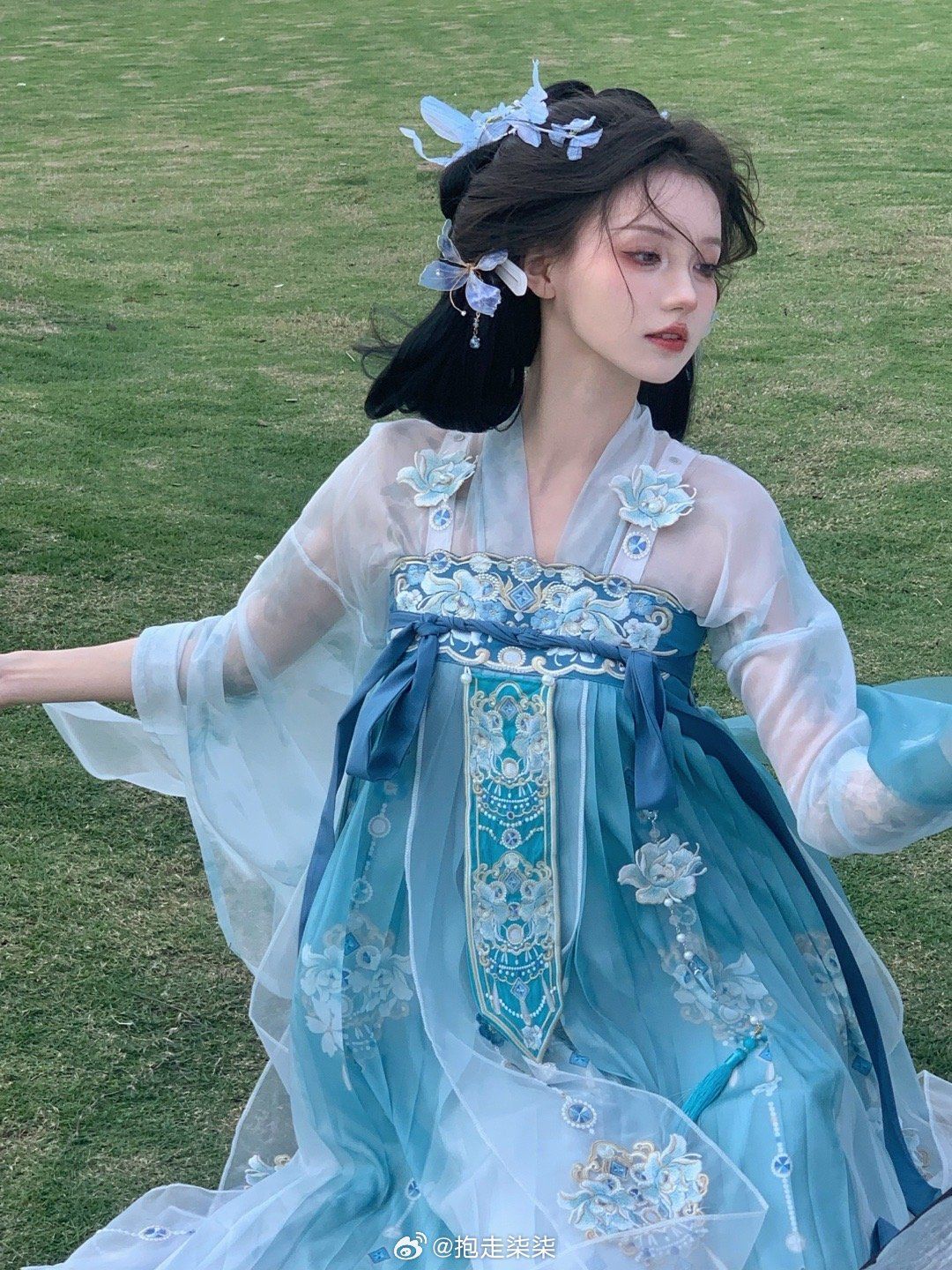 Cloud-Hidden Moon-Stitched Horse-Face Skirt:An Examination of Traditional Chinese Apparel Art Cloud-Hidden Moon-Stitched Horse-Face Skirt:An Examination of Traditional Chinese Apparel Art