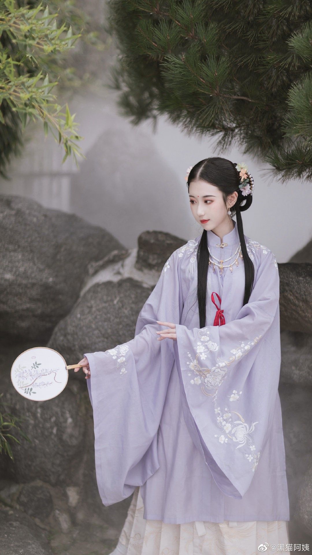 Daily Commuting in Autumn with Modernized Hanfu Fashion Daily Commuting in Autumn with Modernized Hanfu Fashion