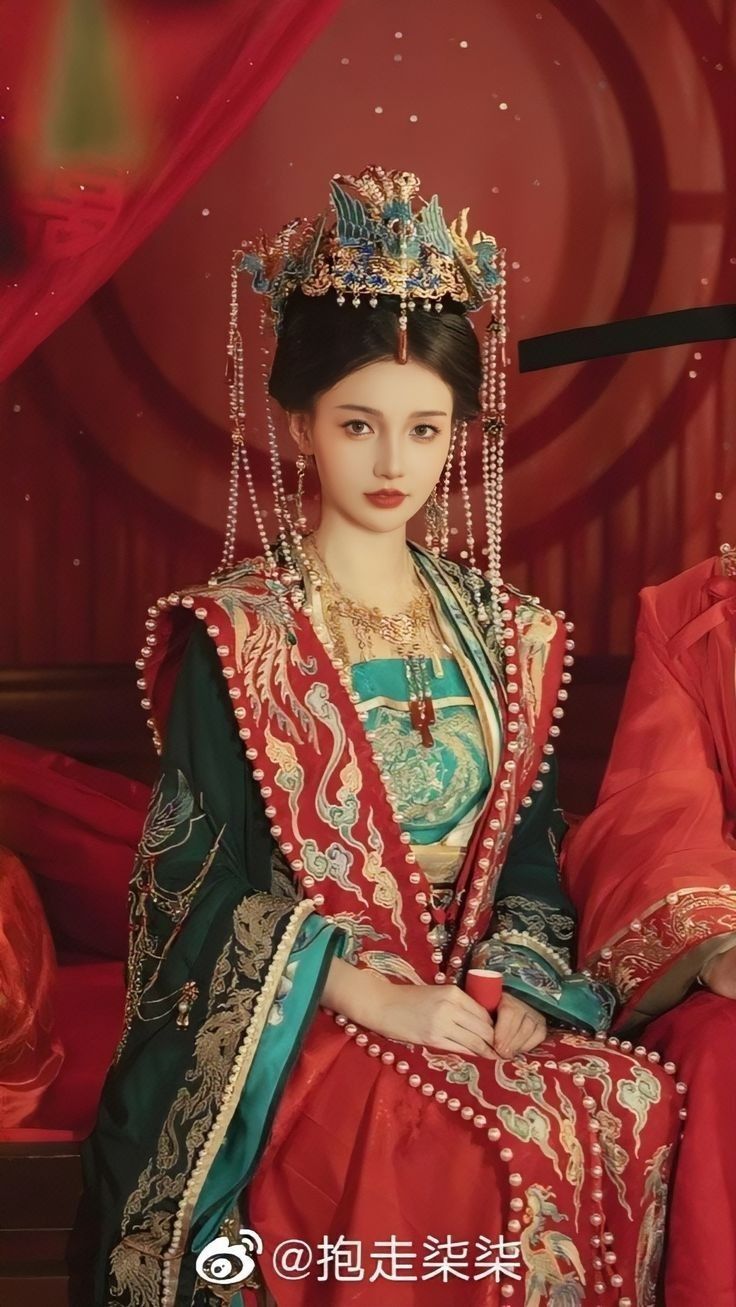 Reimagining the Cheongsam:Innovations in the Traditional Qipao for Modern Women Reimagining the Cheongsam:Innovations in the Traditional Qipao for Modern Women