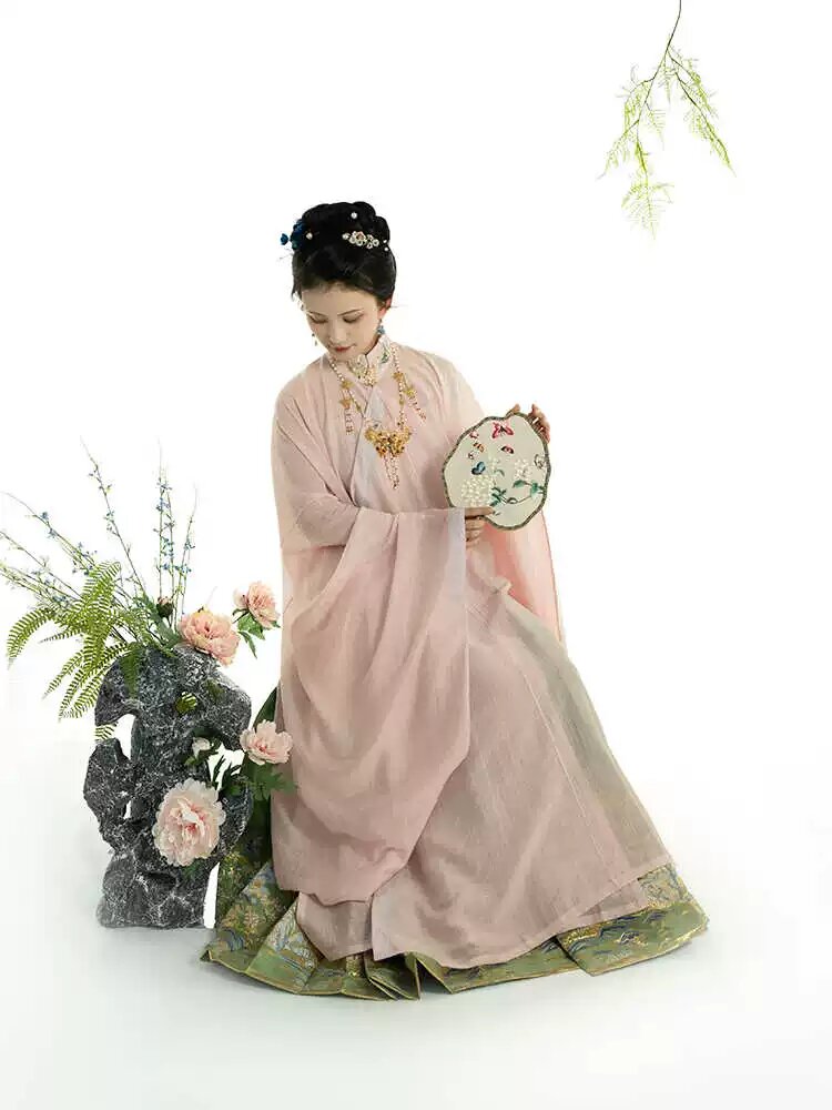The Splendid Splendor of Ballad-Inspired Hanfu:The Story of a Patterned Splendor The Splendid Splendor of Ballad-Inspired Hanfu:The Story of a Patterned Splendor