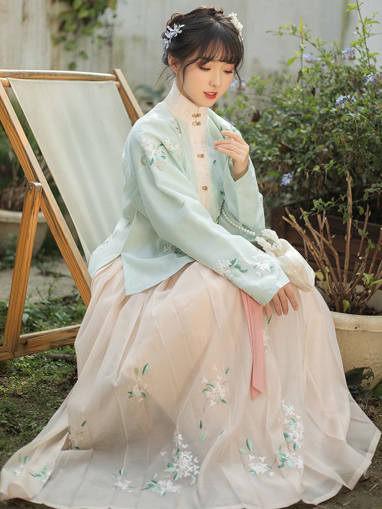 The Enchantment of Classic Cheongsam Women:A Glimpse into the Beauty of Traditional Chinese Dress The Enchantment of Classic Cheongsam Women:A Glimpse into the Beauty of Traditional Chinese Dress