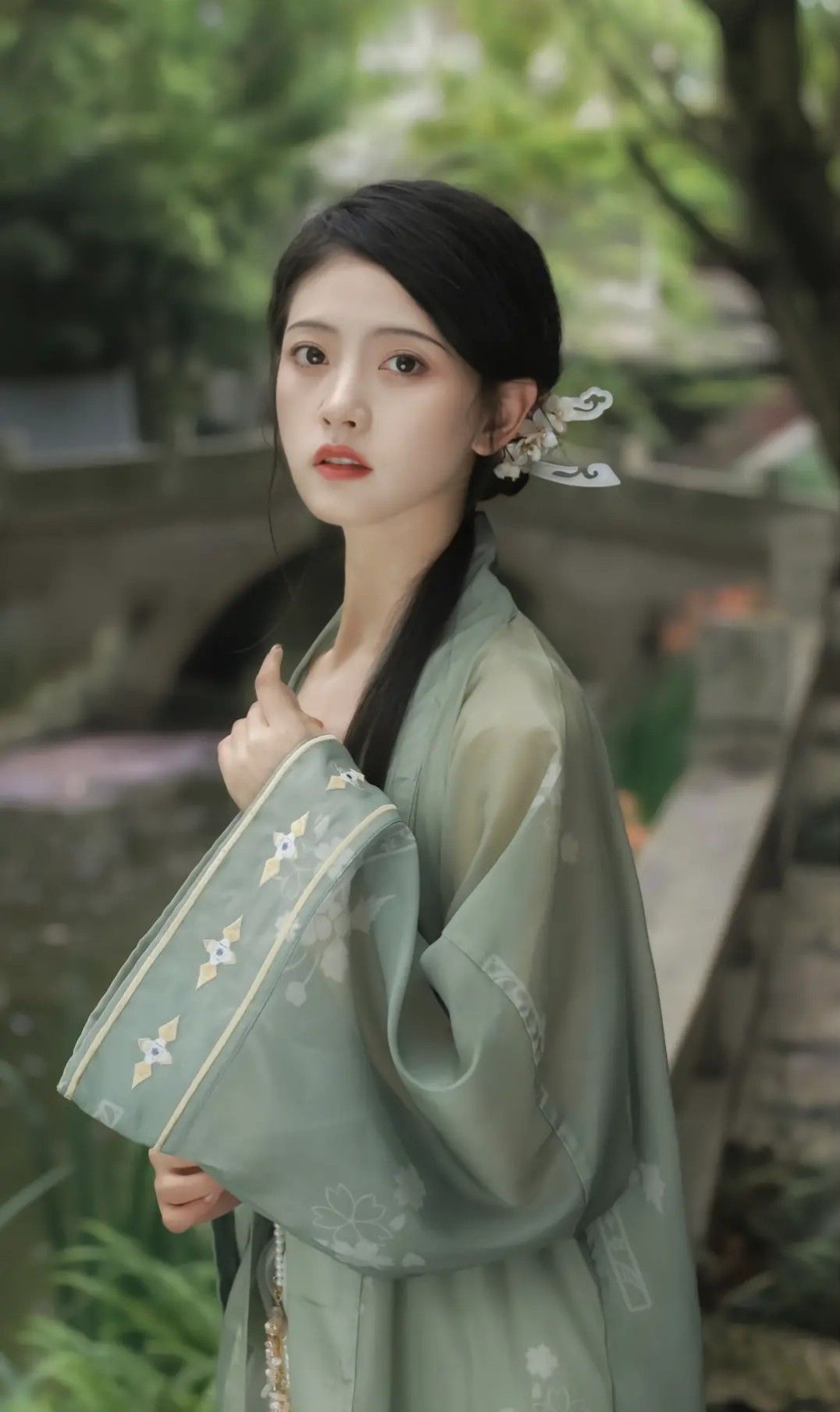 Modernized Qipao as a Daily Wear:Embracing Traditional Elegance in Modern Times