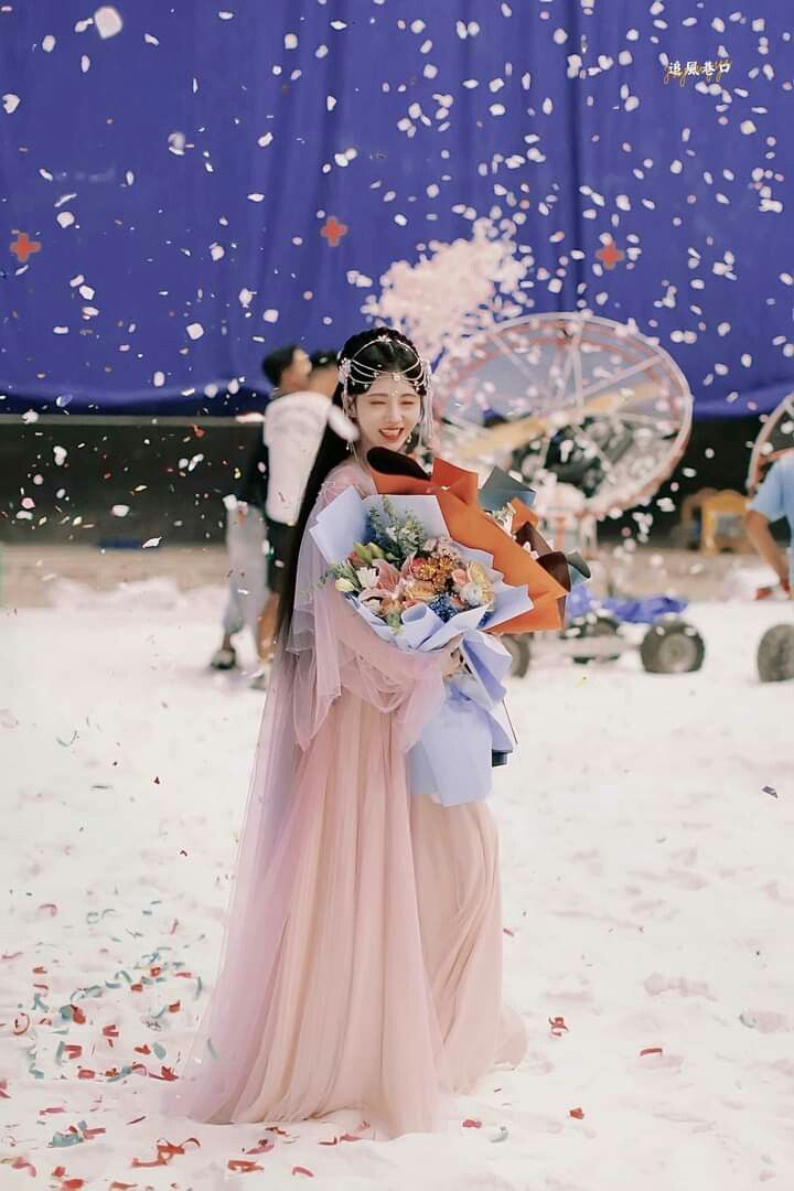 Enhancing the Charm of Mini-Height Women in White改良小个子白色旗袍的魅力 Enhancing the Charm of Mini-Height Women in White改良小个子白色旗袍的魅力