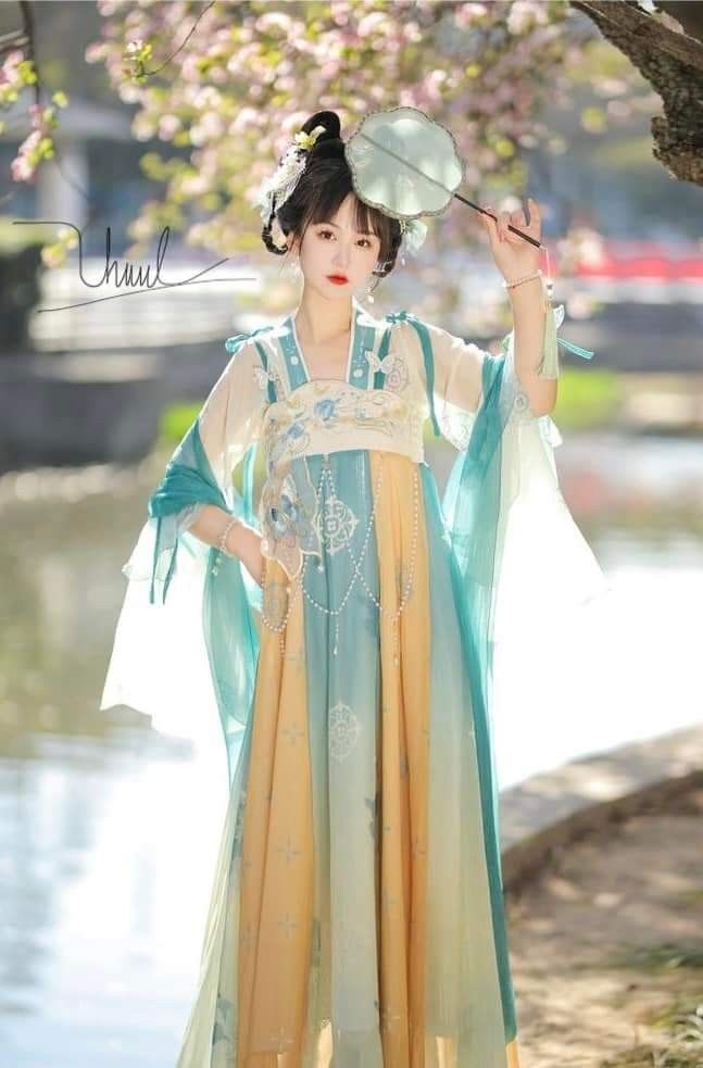 Embracing Modernity in a Youthful Qipao Revamp Embracing Modernity in a Youthful Qipao Revamp