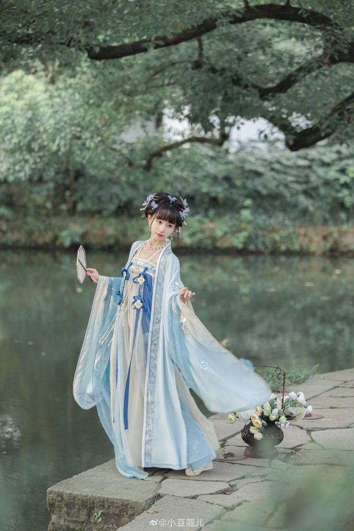 Embracing Winter in a New-Style Chinese Cheongsam:A Daily Wear Guide
