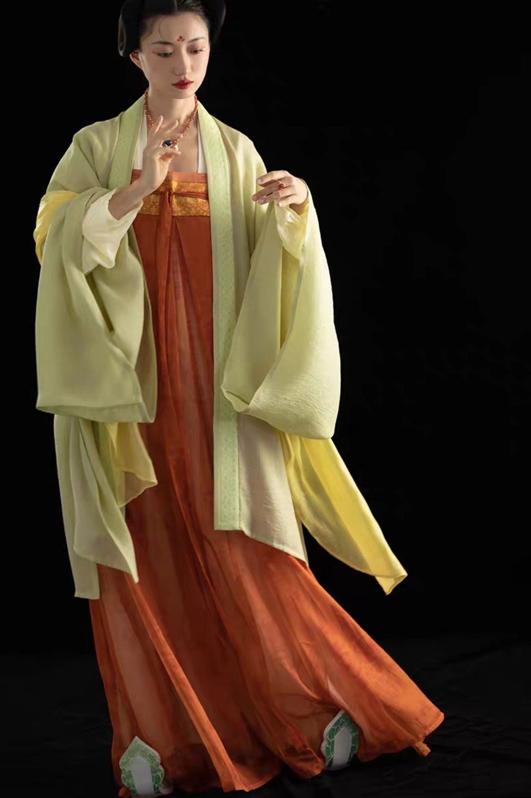 The Elegance of Song Dynasty Bridesmaids in Hanfu Fashion The Elegance of Song Dynasty Bridesmaids in Hanfu Fashion
