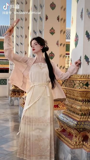 The Red-Black Flower Cheongsam:A Blend of Tradition and Modernity