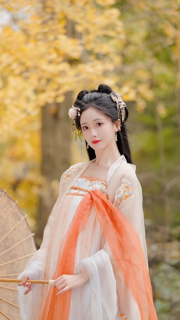 White Cheongsam and Hairpins:A Tale of Elegance and Tradition White Cheongsam and Hairpins:A Tale of Elegance and Tradition