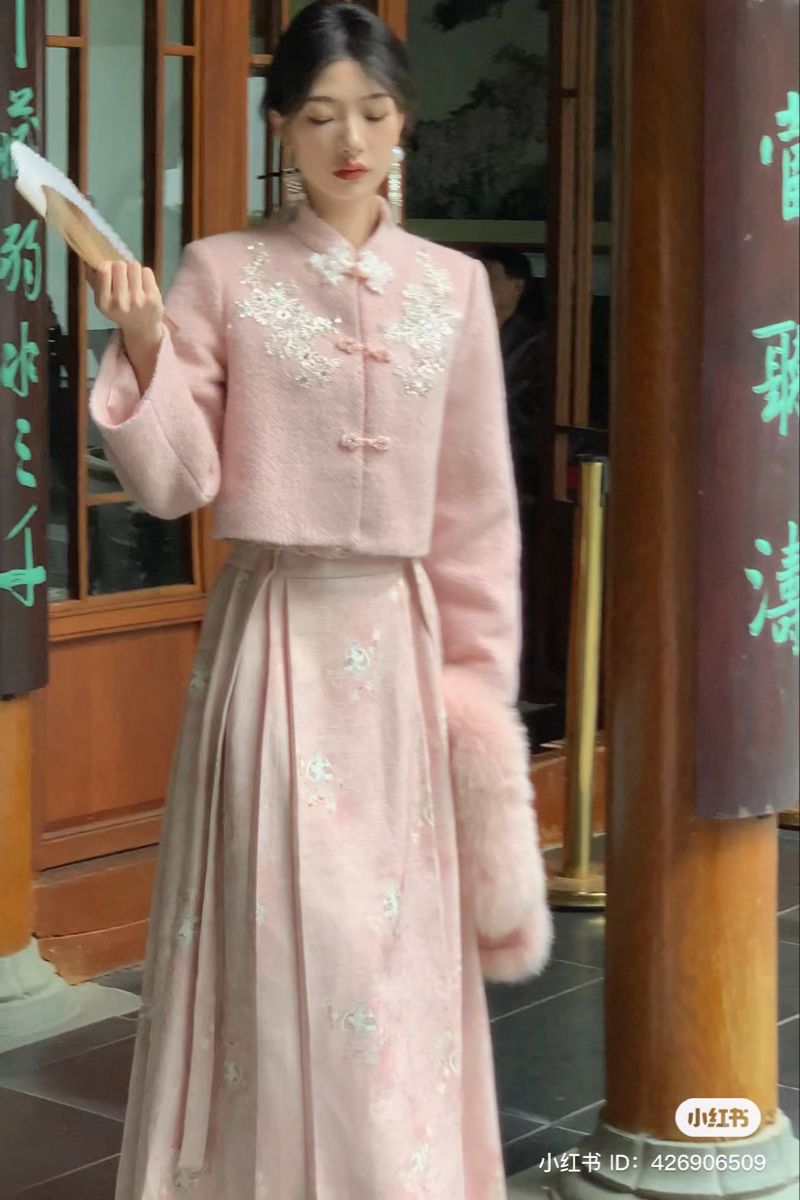 Hanfu Oil-Paper Umbrellas:A Rain-Defying Fashion Statement Hanfu Oil-Paper Umbrellas:A Rain-Defying Fashion Statement