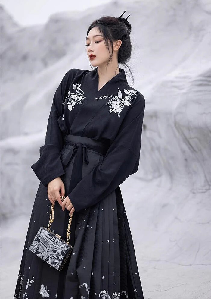 Exploring the Fabric of Ming-Style Hanfu Horseback Skirt