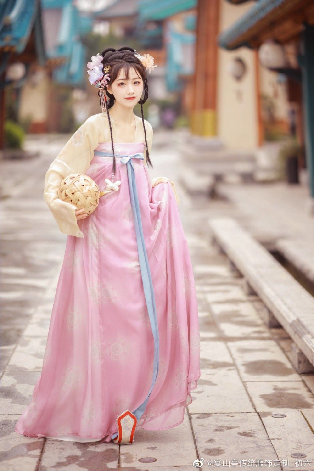 Bright as the Moon:The Union of Traditional Elegance and Modern Charm in Changyue Jinming联名汉服 Bright as the Moon:The Union of Traditional Elegance and Modern Charm in Changyue Jinming联名汉服