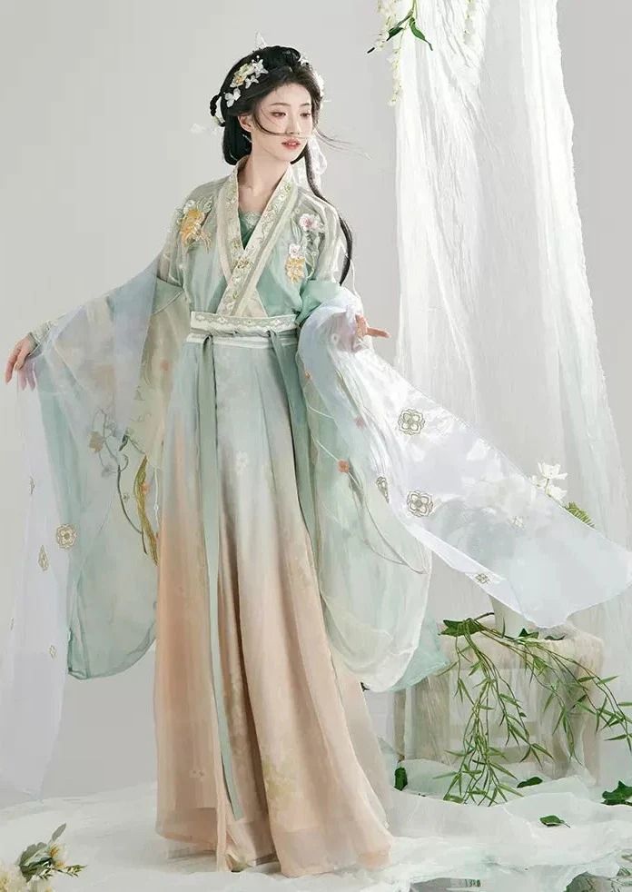Little Bell-Adorned Hanfu Children:A Glimpse into Traditional Chinese Childhood Charm Little Bell-Adorned Hanfu Children:A Glimpse into Traditional Chinese Childhood Charm