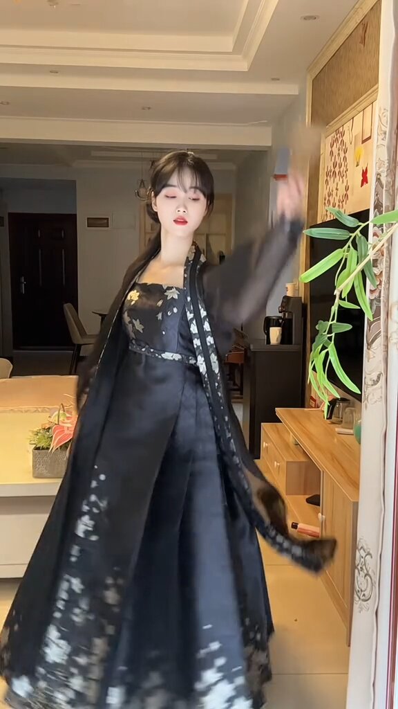 Ancient-Style Hair Accessories and Crowns in Traditional Chinese Hanfu Fashion