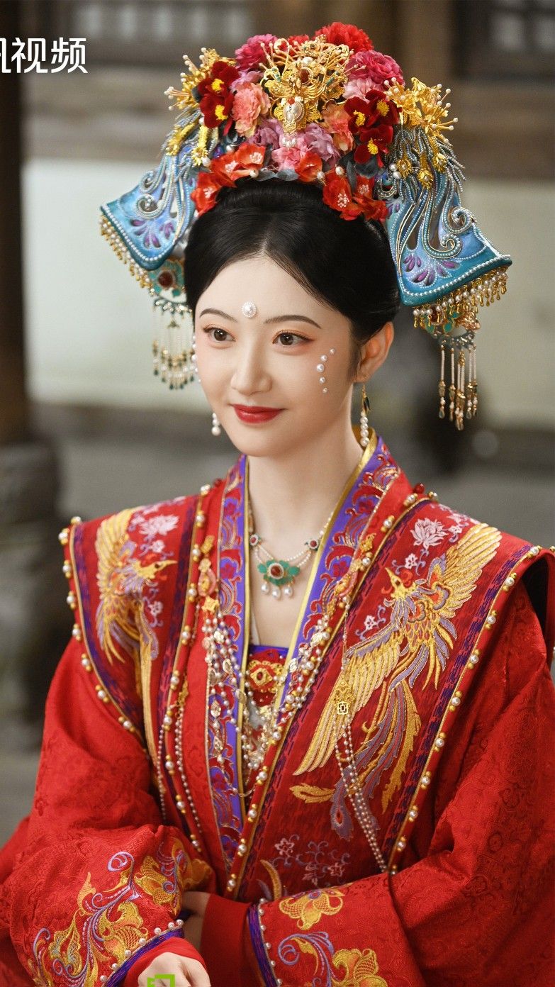 The Enchanting Red Hanfu Woman:A Glimpse into the World of a Red-Clad Fairy The Enchanting Red Hanfu Woman:A Glimpse into the World of a Red-Clad Fairy