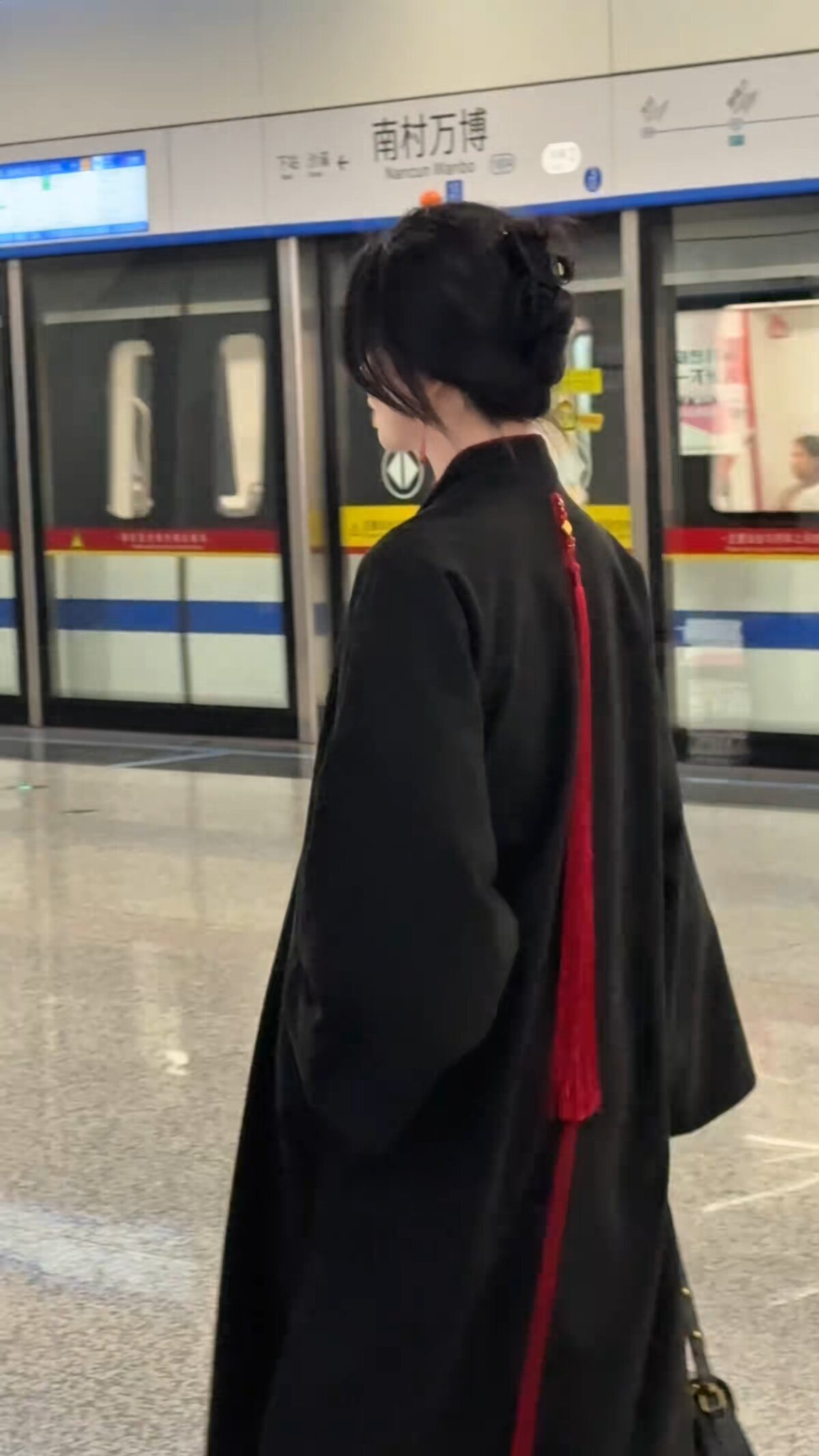Embracing Modernity in Traditional Tangzhuang:The Evolution of Womens Fashion Embracing Modernity in Traditional Tangzhuang:The Evolution of Womens Fashion