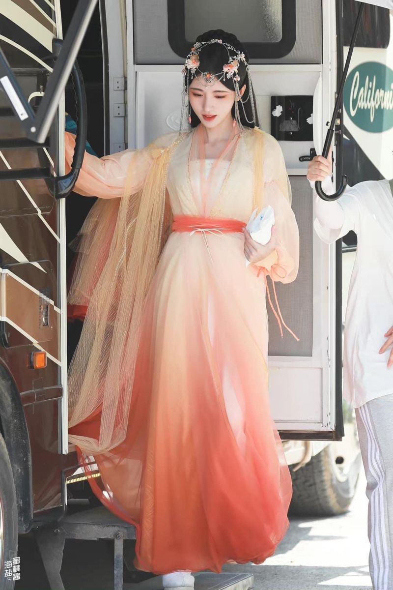 Embracing the Youthful Charm of Qipao:The New Age of Cheongsam for the 30-Year-Old Generation