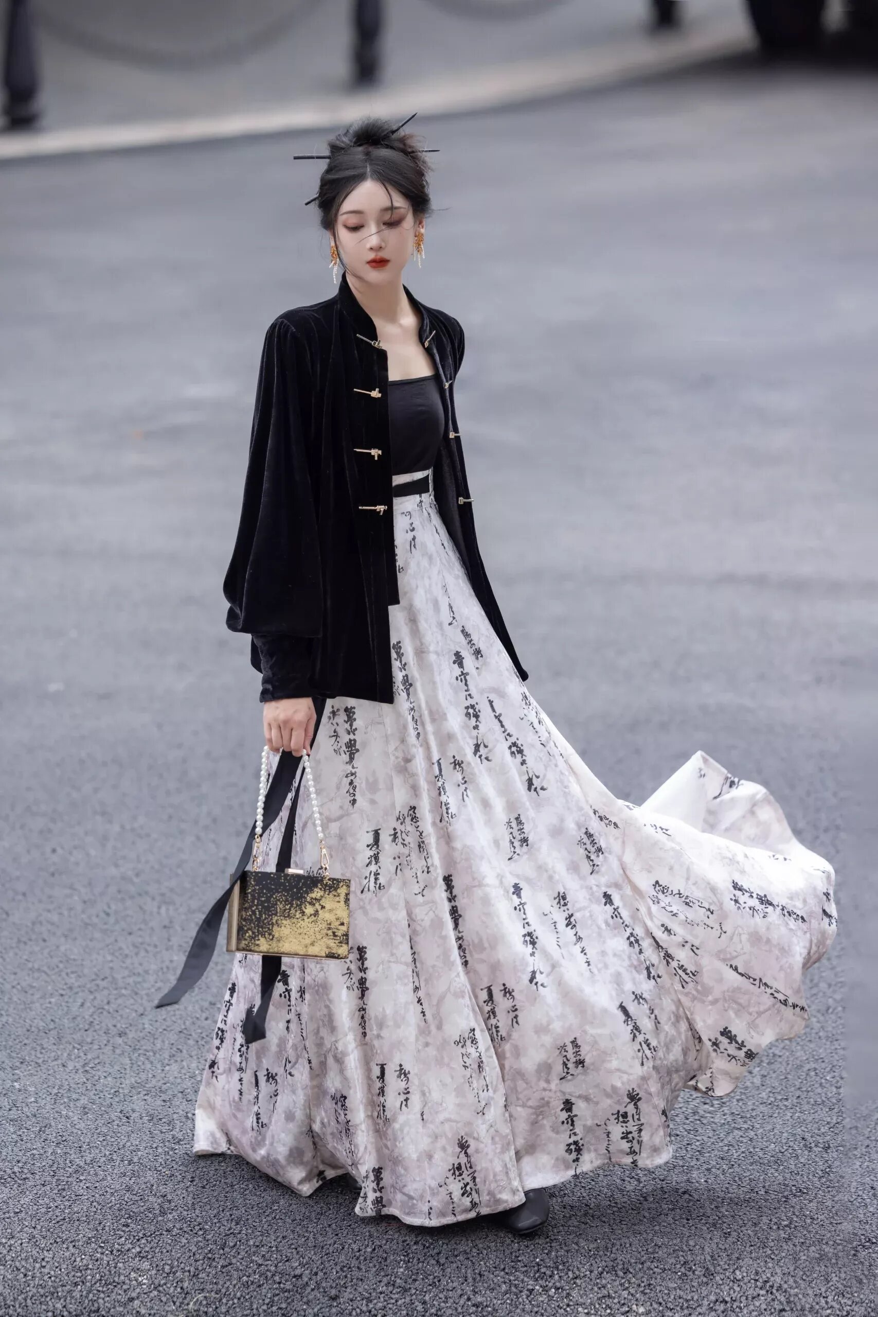 The Enigma of the Ancient Gown:A Woman in a Long Robe The Enigma of the Ancient Gown:A Woman in a Long Robe