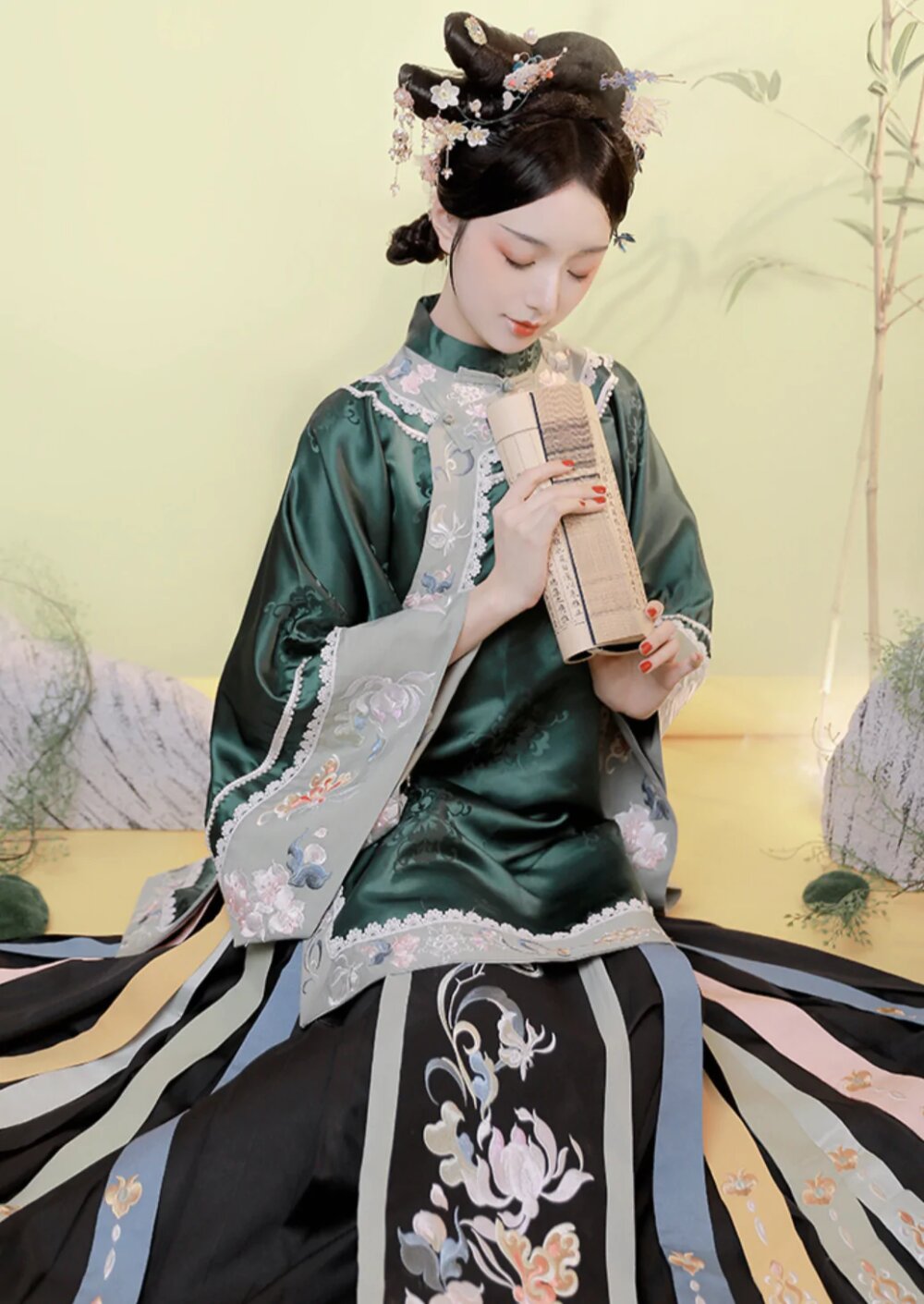 The Triumph of a Cheongsam:The Story of a Mid-Length Qipao The Triumph of a Cheongsam:The Story of a Mid-Length Qipao