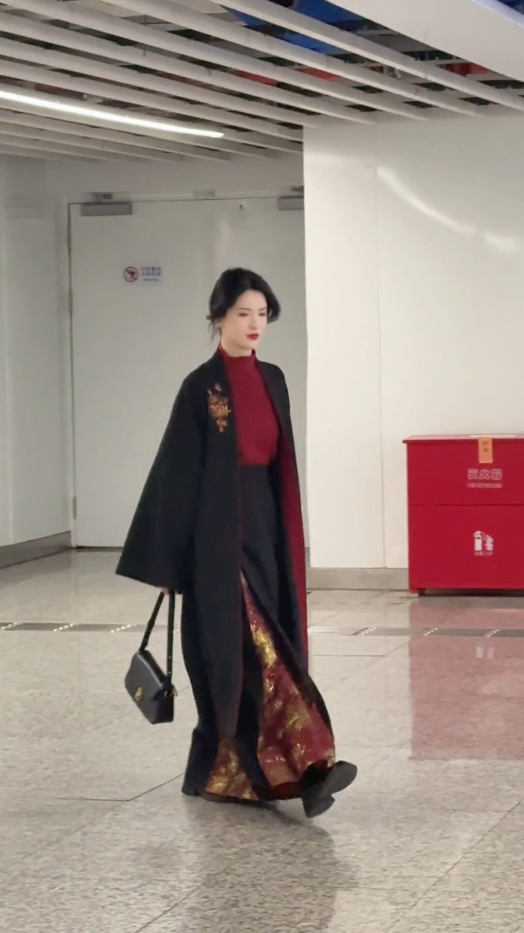 Winter in a Black Velvet Cheongsam:Embracing Traditional Elegance Winter in a Black Velvet Cheongsam:Embracing Traditional Elegance