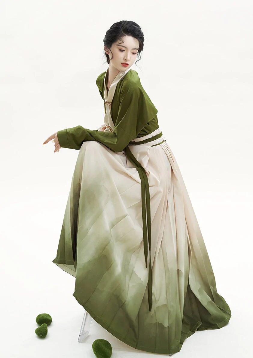 Elegant Summer Hanfu Fashion for a 50-Year-Old Woman Elegant Summer Hanfu Fashion for a 50-Year-Old Woman
