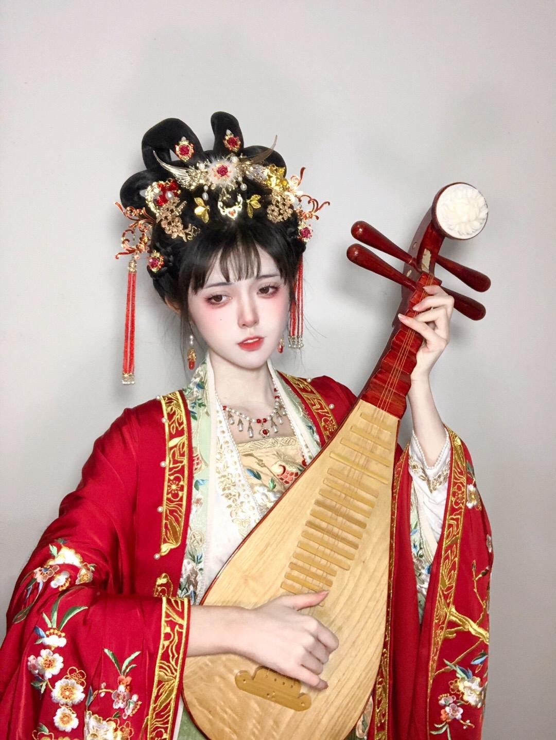 Encounter between the Splendid Concubine Chang and the Splendid Hanfu of Hu Xuan Encounter between the Splendid Concubine Chang and the Splendid Hanfu of Hu Xuan
