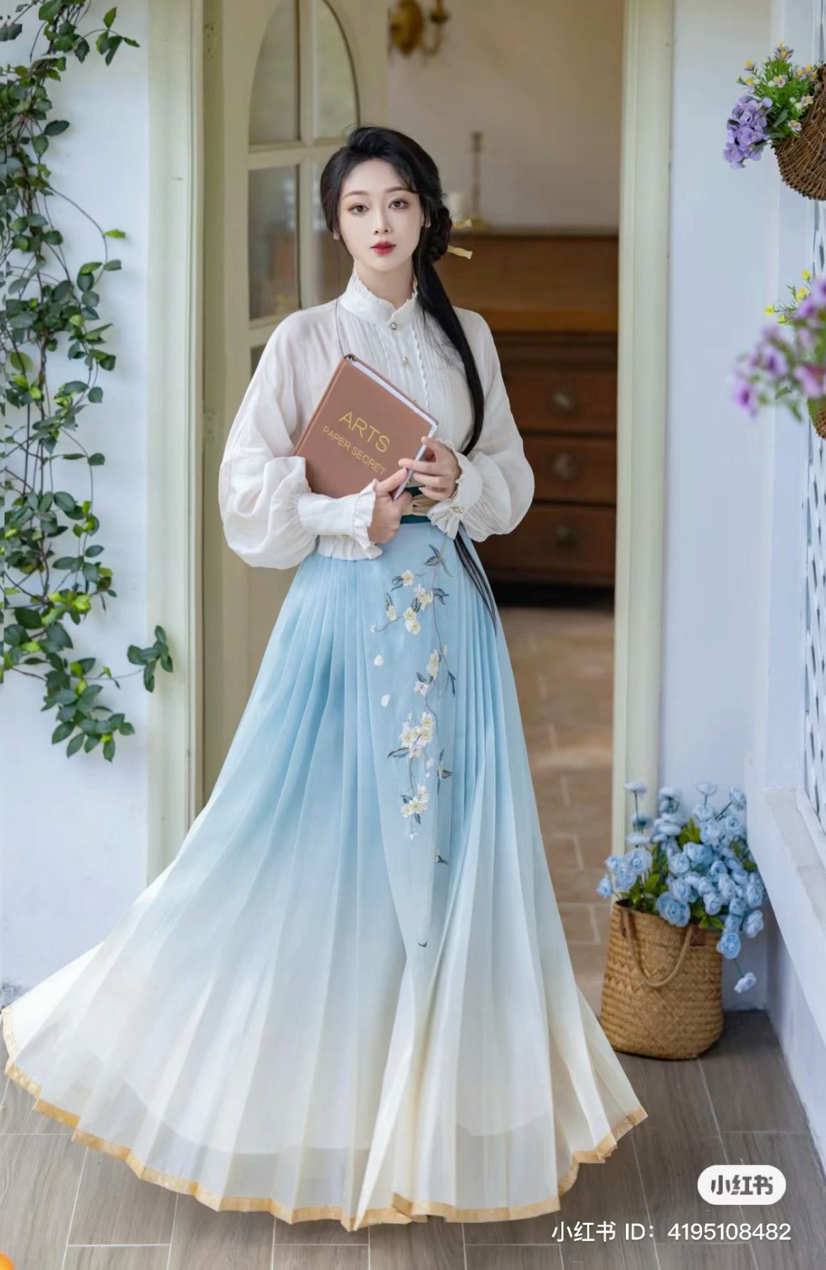 The Revival of Hanfu Fashion:A Close Look at the Elegant Womens Horse-Face Skirt The Revival of Hanfu Fashion:A Close Look at the Elegant Womens Horse-Face Skirt
