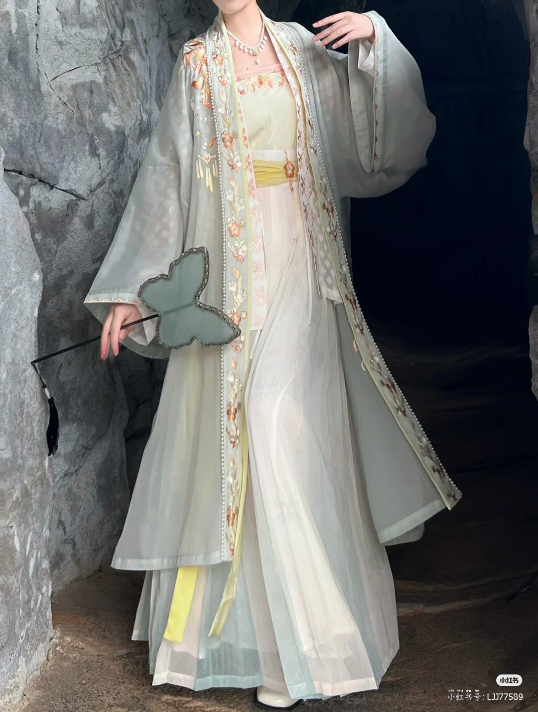 The Enchantment of Childrens White Hanfu Shirts The Enchantment of Childrens White Hanfu Shirts