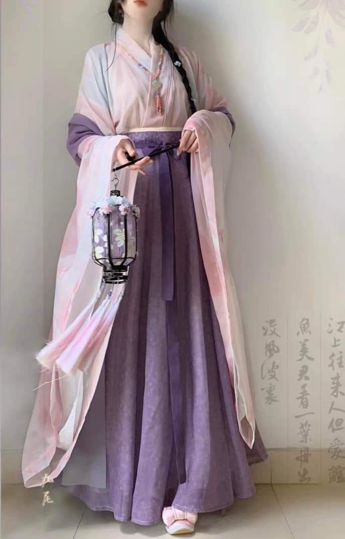 The Rise of Hanfu Fashion:A 9-Year-Old Girls Journey into Traditional Chinese Attire The Rise of Hanfu Fashion:A 9-Year-Old Girls Journey into Traditional Chinese Attire