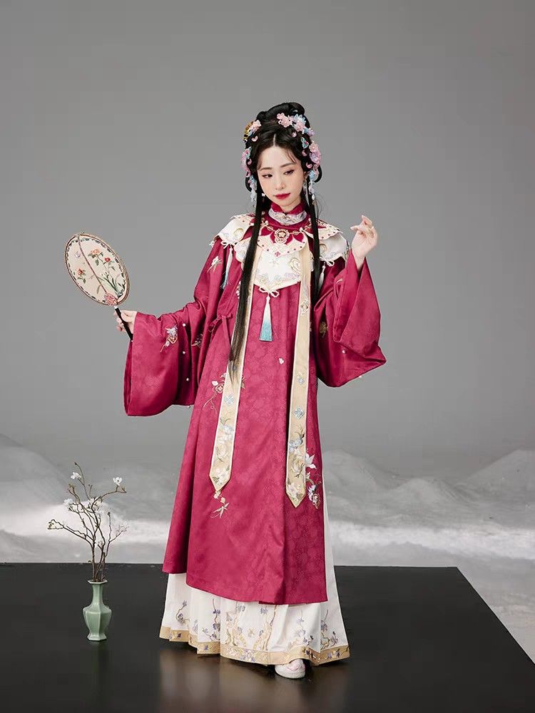The Splendor of the Horseface Skirt and its螺钿Embroidery The Splendor of the Horseface Skirt and its螺钿Embroidery
