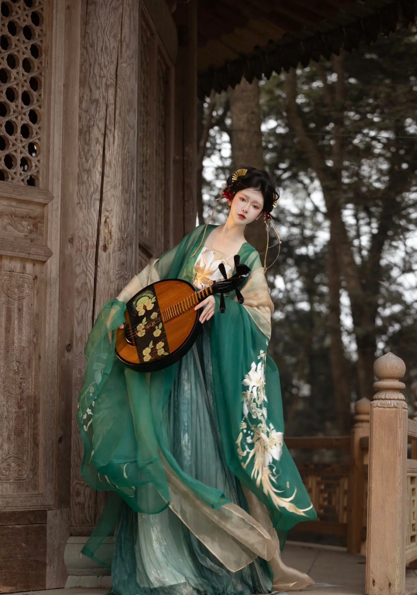 Traditional Chinese Elegance:The Allure of Cheongsam-Style Dress with a Modern Twist