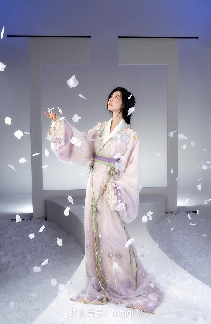 A Guide to Styling Ma-Face Skirt with Simple White Shoes A Guide to Styling Ma-Face Skirt with Simple White Shoes