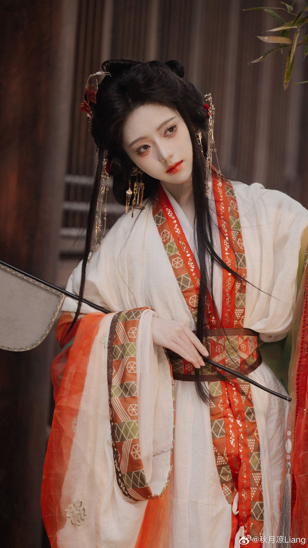 The Splendor of Hanfu Headdress:The Red Balls as a Symbol of Elegance and Tradition The Splendor of Hanfu Headdress:The Red Balls as a Symbol of Elegance and Tradition