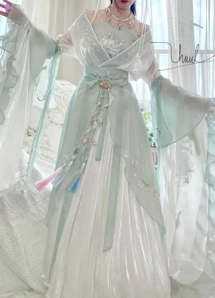 Reinventing Traditional Chinese Silver-Threaded Horseback Skirt with Modern Neo-Classical Style Reinventing Traditional Chinese Silver-Threaded Horseback Skirt with Modern Neo-Classical Style