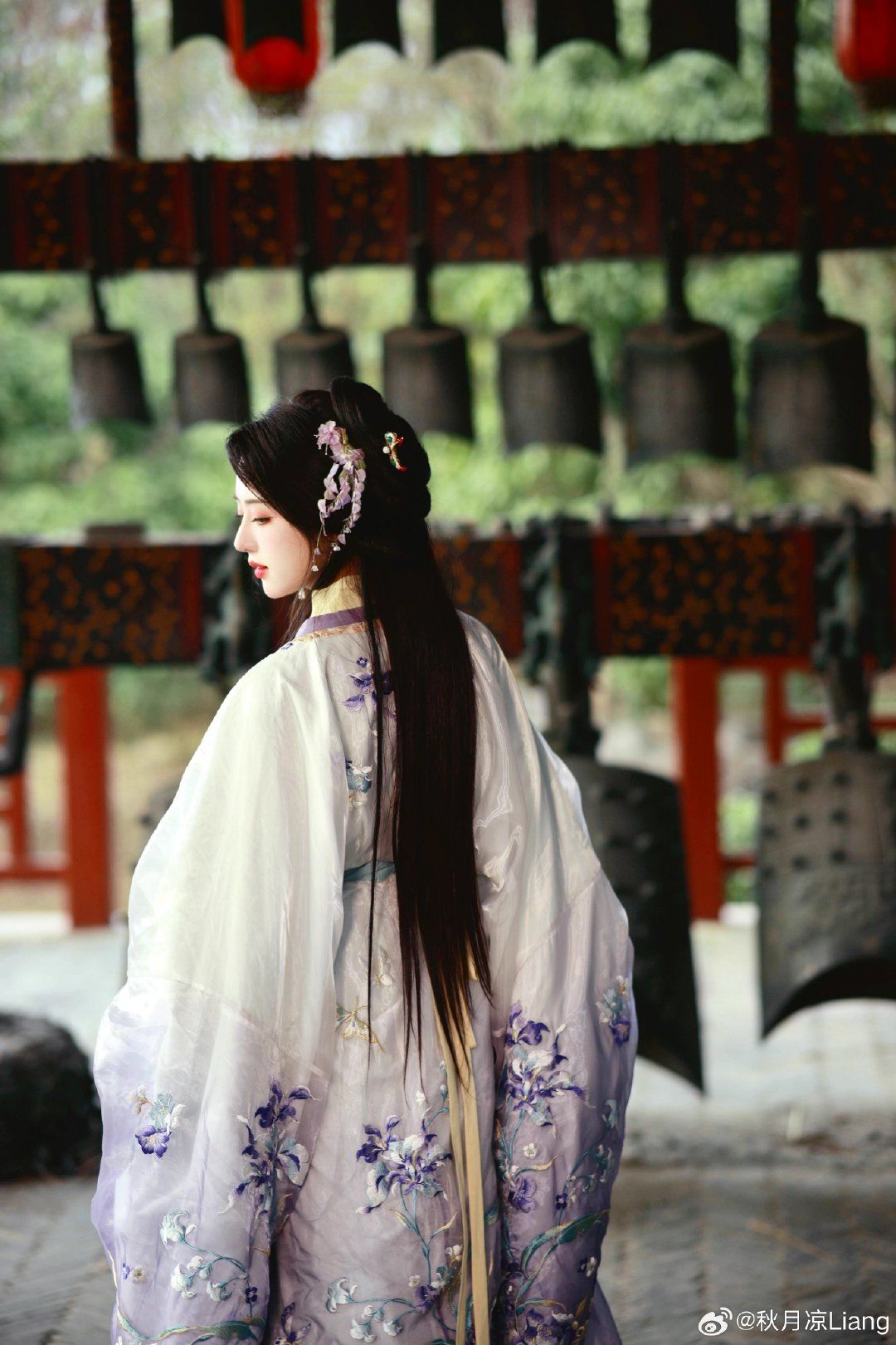 Embracing the Past:The Rise of Hanfu Fashion with Ru Yi,Fangfei,and Furongs Inspiration