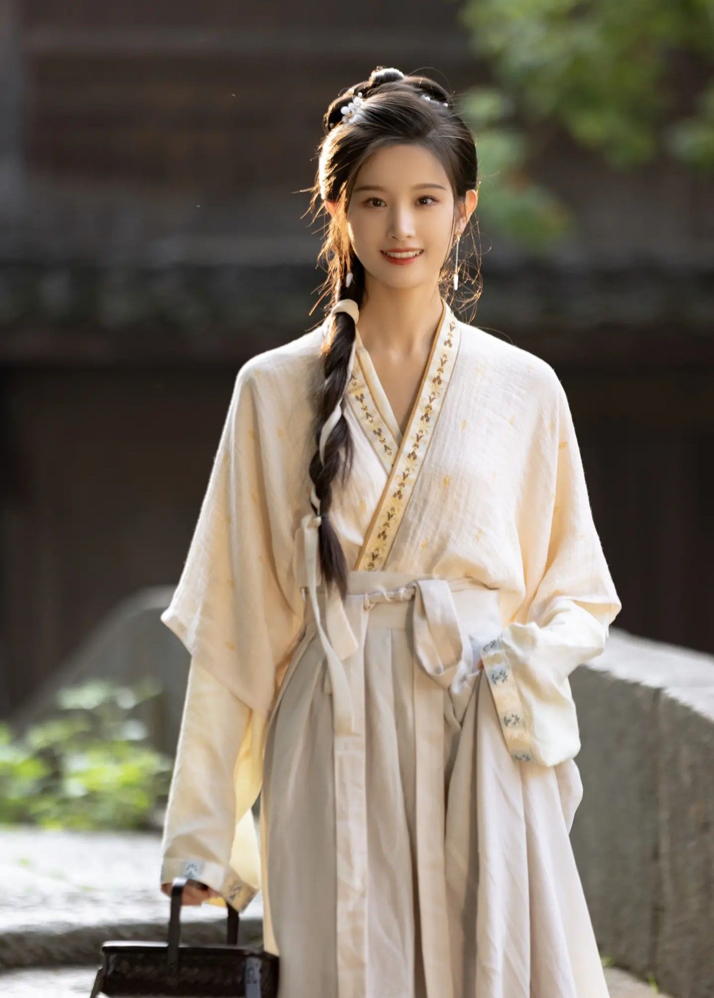 Shanghais Nightlife:The Enchantment of Cheongsams Belly-Covering Elegance Shanghais Nightlife:The Enchantment of Cheongsams Belly-Covering Elegance