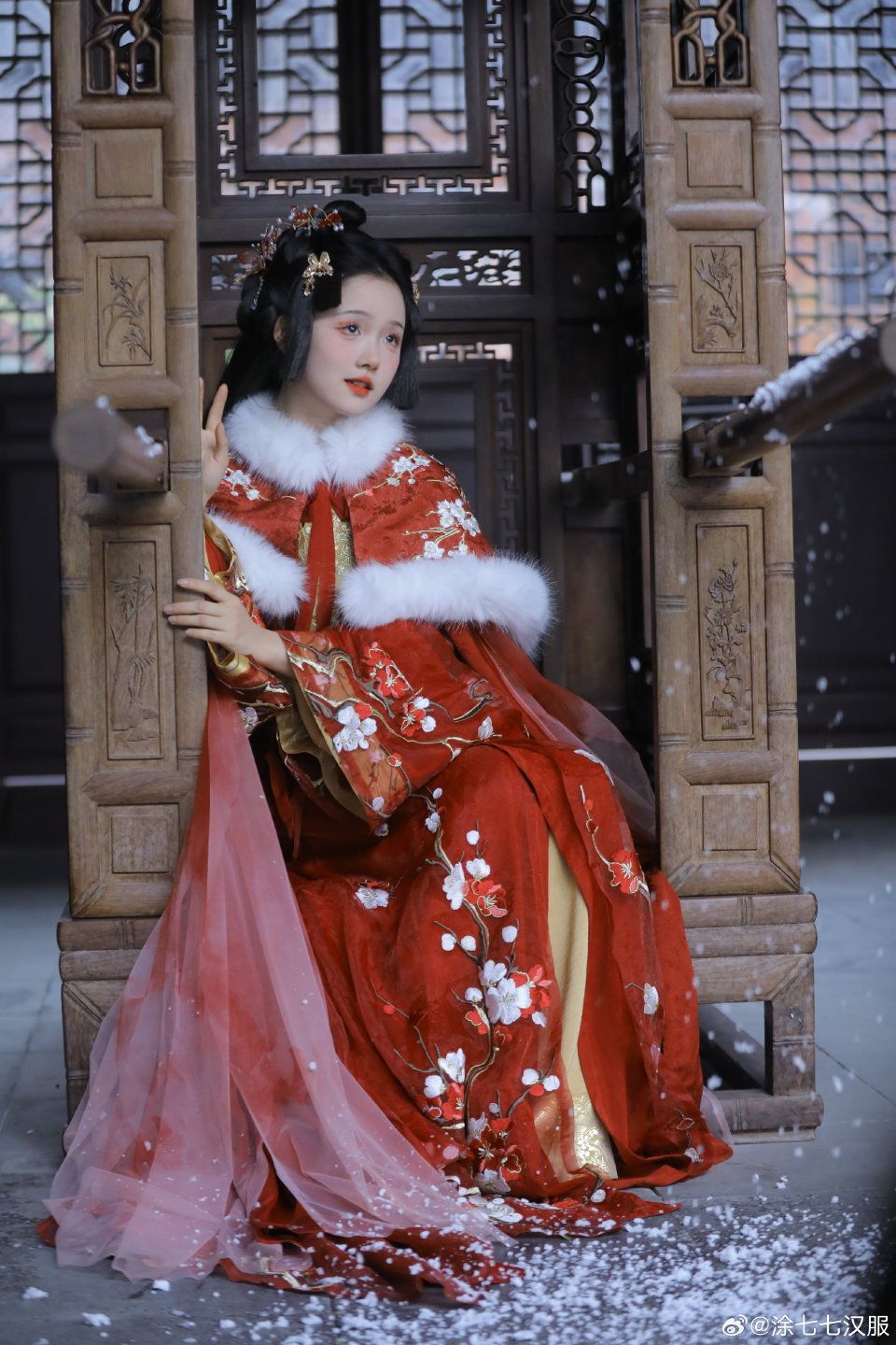 Neo-Chinese Ethnic Style:The Evolution of Fish-Tail Cheongsam in Modern Times Neo-Chinese Ethnic Style:The Evolution of Fish-Tail Cheongsam in Modern Times