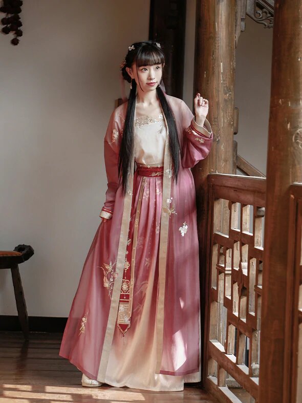 Modernizing Traditional Chinese Womens Fashion:The Evolution of Qipao into Modern Chinese Style Modernizing Traditional Chinese Womens Fashion:The Evolution of Qipao into Modern Chinese Style