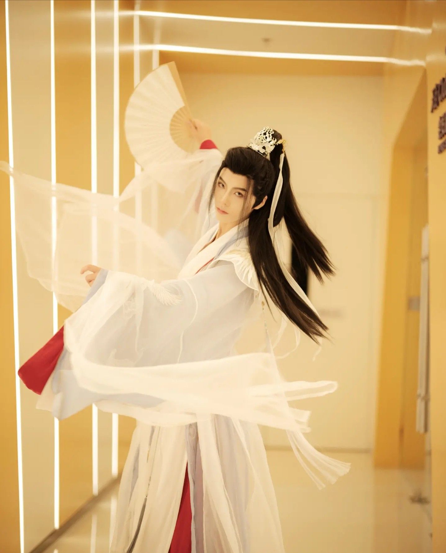 Golden Headwear:The Splendor of Traditional Hanfu Fashion Golden Headwear:The Splendor of Traditional Hanfu Fashion
