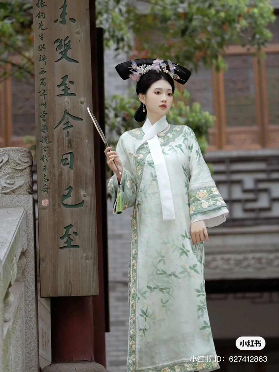 Pairing Traditional Tangzhuang Pants with a Modern Feminine Style Pairing Traditional Tangzhuang Pants with a Modern Feminine Style